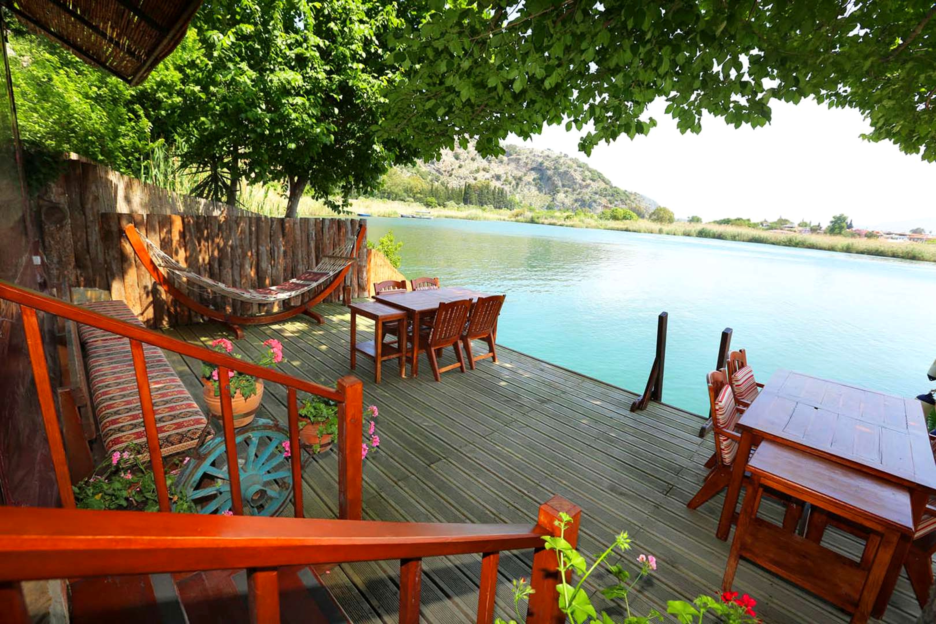 Dalyan Pension nehir kıyısı